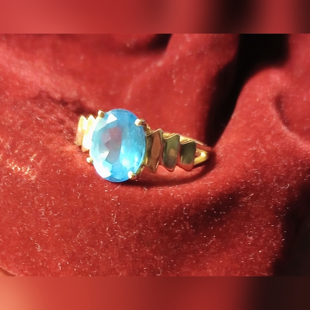 14 Kt (Marked)Yellow Gold Ring With Single Beautiful Sky Blue Topaz, Oval, 7x5mm